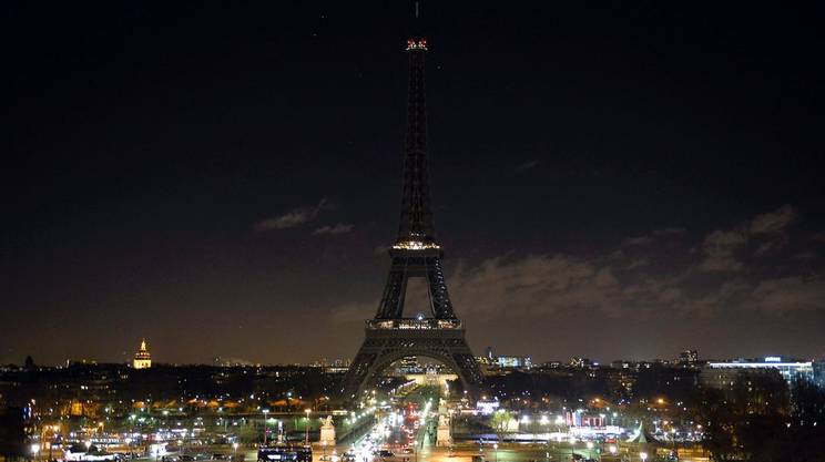 La-torre-Eiffel-spenta-in-segno-di-cordoglio